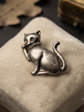 Maneki-Neko Lucky Cat Brooch Vintage
